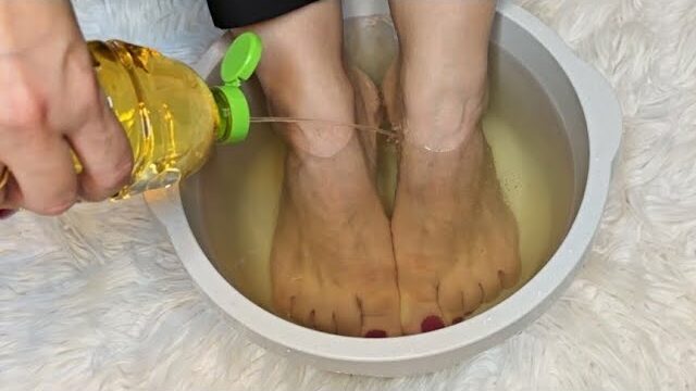 I Soaked My Feet in Apple Cider Vinegar and 15 Minutes Later Was Shocked at What Happened! (Did You Know That)