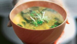 Fight Colds, The Flu, and Sinus Infections with this Ginger-Garlic Soup 1