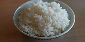 Adding only water to cook rice is a common oversight. Allow me to share with you the secret technique used by restaurants to enhance its flavor.